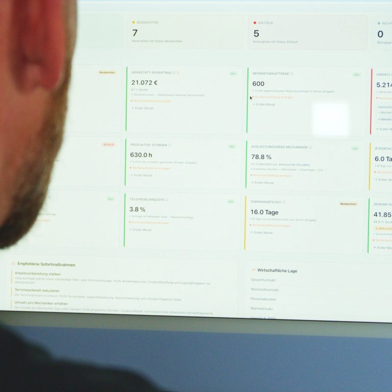 Mark Plenert beim Auslesen der KPI und BWA
